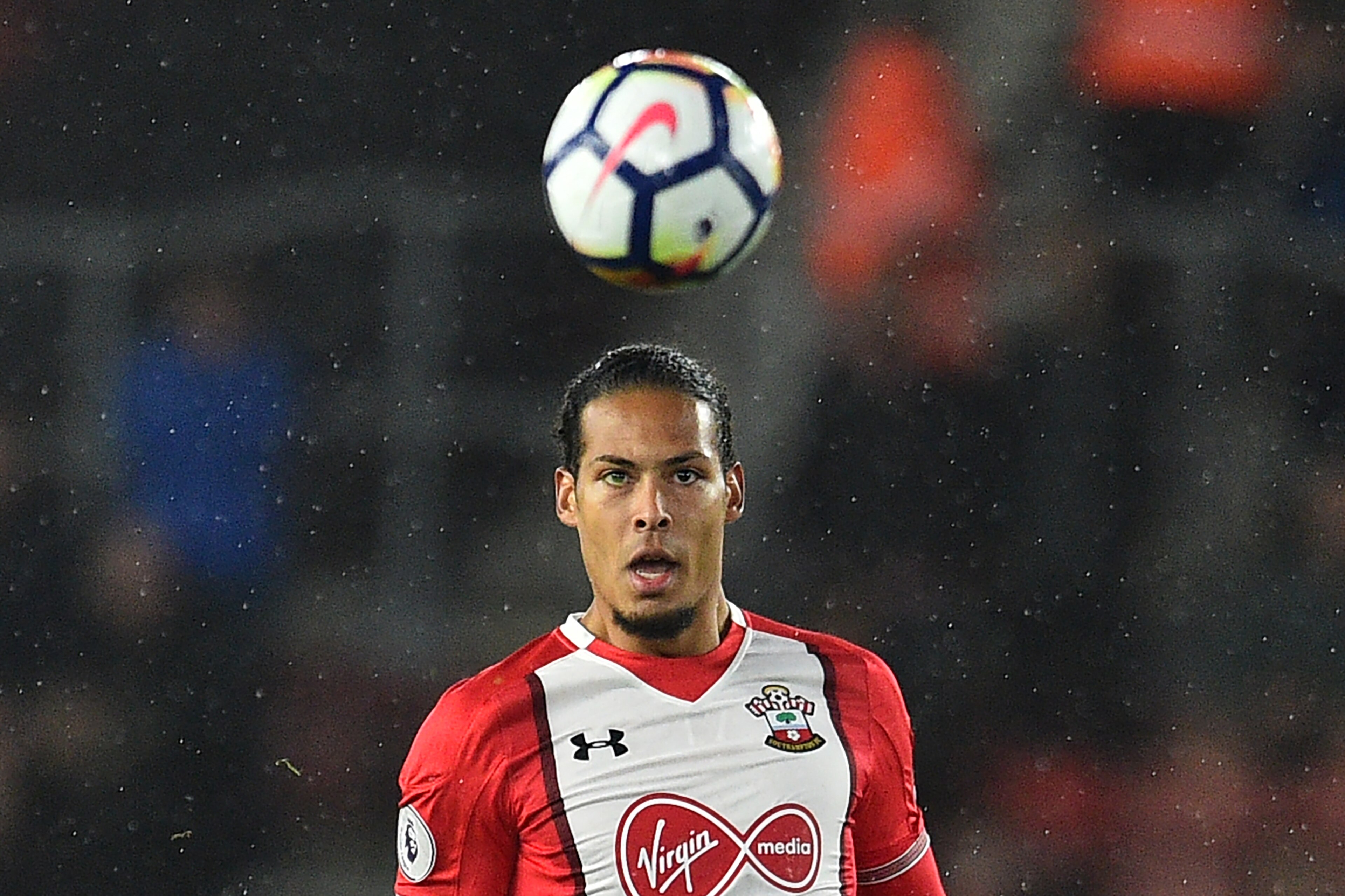 Southampton's Dutch defender Virgil van Dijk watches the ball during the English Premier League football match between Southampton and West Bromwich Albion at St Mary's Stadium in Southampton, southern England on October 21, 2017. / AFP PHOTO / Glyn KIRK / RESTRICTED TO EDITORIAL USE. No use with unauthorized audio, video, data, fixture lists, club/league logos or 'live' services. Online in-match use limited to 75 images, no video emulation. No use in betting, games or single club/league/player publications. / (Photo credit should read GLYN KIRK/AFP/Getty Images) Southampton's Dutch defender Virgil van Dijk watches the ball during the English Premier League football match between Southampton and West Bromwich Albion at St Mary's Stadium in Southampton, southern England on October 21, 2017. / AFP PHOTO / Glyn KIRK / RESTRICTED TO EDITORIAL USE. No use with unauthorized audio, video, data, fixture lists, club/league logos or 'live' services. Online in-match use limited to 75 images, no video emulation. No use in betting, games or single club/league/player publications. / (Photo credit should read GLYN KIRK/AFP/Getty Images)