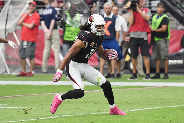 GLENDALE, AZ - OCTOBER 15:  Larry Fitzgerald #11 of the Arizona Cardinals runs with the ball against the Tampa Bay Buccaneers at University of Phoenix Stadium on October 15, 2017 in Glendale, Arizona.  (Photo by Norm Hall/Getty Images)