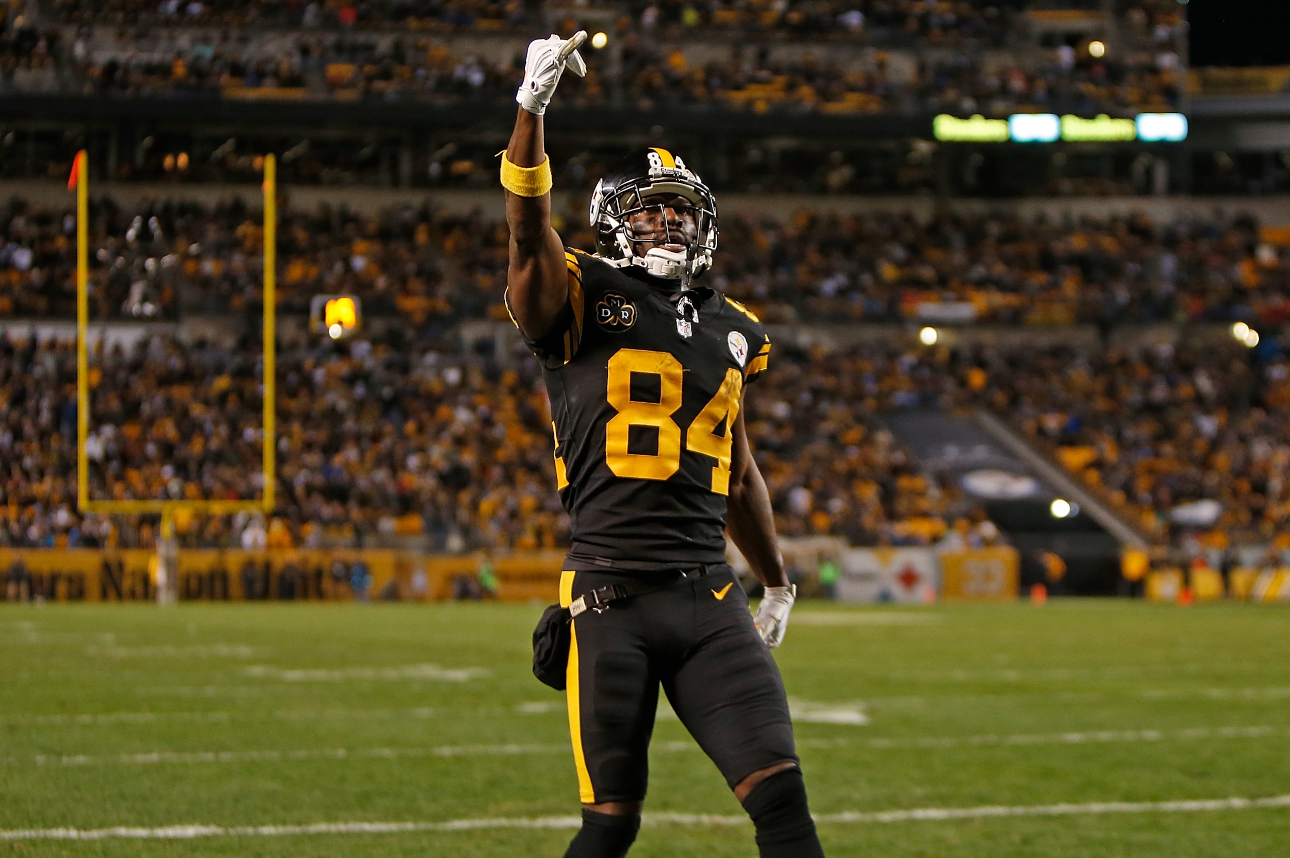PITTSBURGH, PA - NOVEMBER 16: Antonio Brown #84 of the Pittsburgh Steelers celebrates after a 5 yard touchdown reception in the third quarter during the game against the Tennessee Titans at Heinz Field on November 16, 2017 in Pittsburgh, Pennsylvania. (Photo by Justin K. Aller/Getty Images)