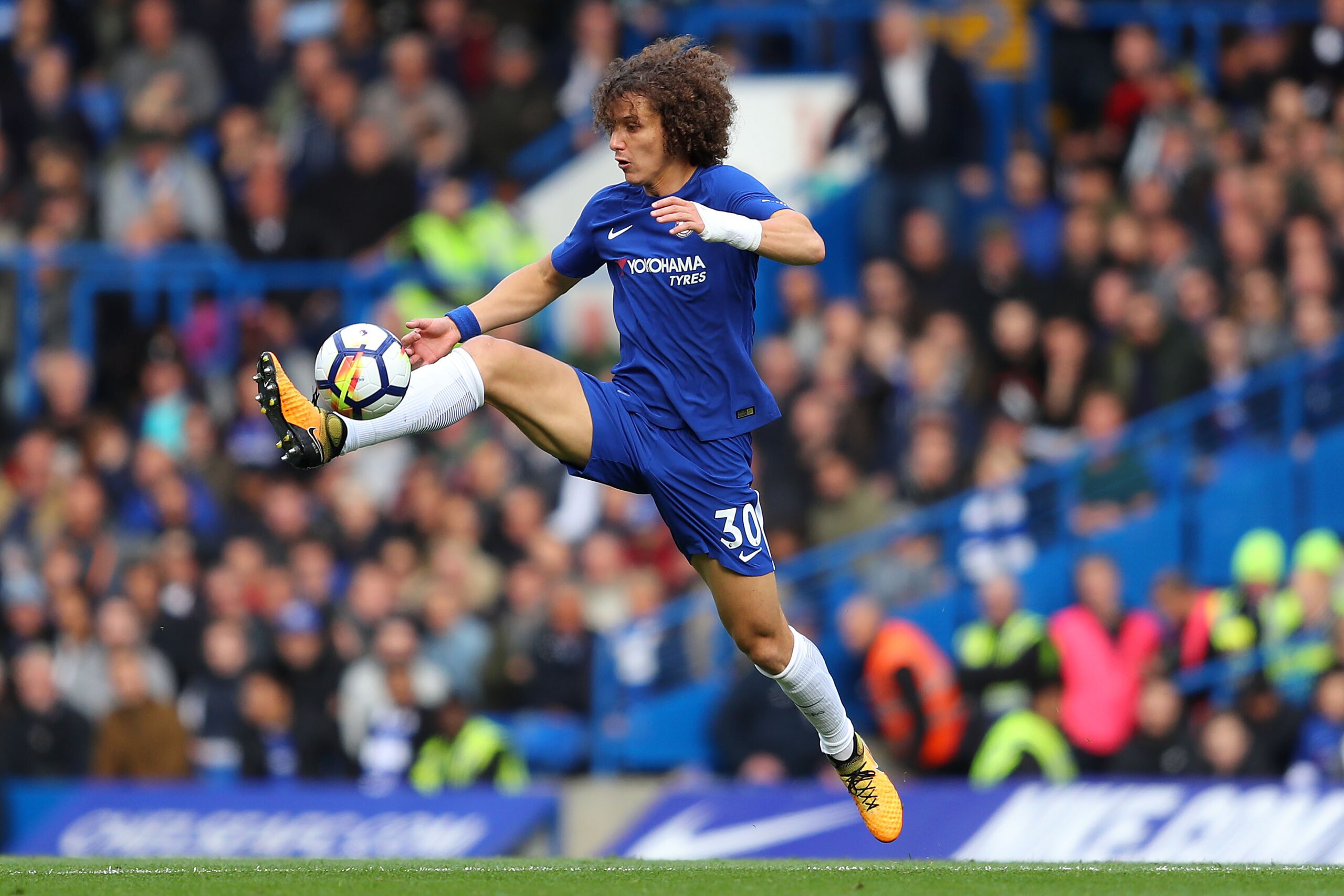 LONDON, ENGLAND - OCTOBER 21: David Luiz of Chelsea in action during the Premier League match between Chelsea and Watford at Stamford Bridge on October 21, 2017 in London, England. (Photo by Richard Heathcote/Getty Images)