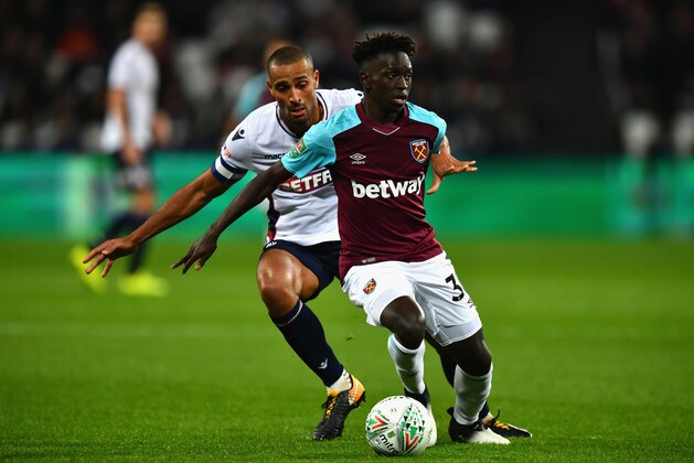LONDON, ENGLAND - SEPTEMBER 19:  Domingos Quina of West Ham United and Darren Pratley of Bolton Wanderers battle for possession during the Carabao Cup Third Round match between West Ham United and Bolton Wanderers at The London Stadium on September 19, 2017 in London, England.  (Photo by Dan Mullan/Getty Images)