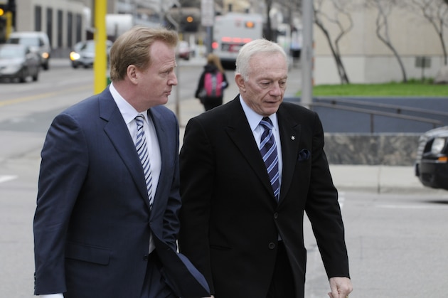 NFL Commissioner Roger Goodell, left, and Dallas Cowboys owner Jerry Jones arrive at the federal courthouse Tuesday, April 19, 2011 in Minneapolis where the NFL and its locked-out football players continue court-ordered mediation.  This begins the second week of meetings between the two sides since March 11, when the old collective bargaining agreement expired, the union dissolved and the lockout began. (AP Photo/Jim Mone)