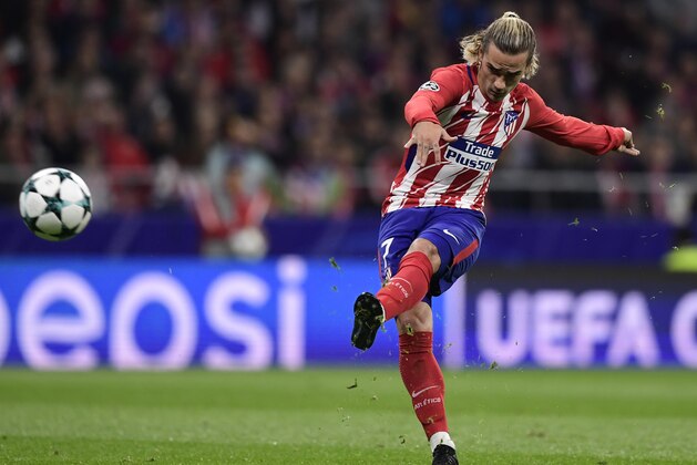 Atletico Madrid's French forward Antoine Griezmann shoots a free kick during the UEFA Champions League football match Club Atletico de Madrid vs Qarabag FK at the Wanda Metropolitano stadium in Madrid on October 31, 2017. / AFP PHOTO / JAVIER SORIANO        (Photo credit should read JAVIER SORIANO/AFP/Getty Images)