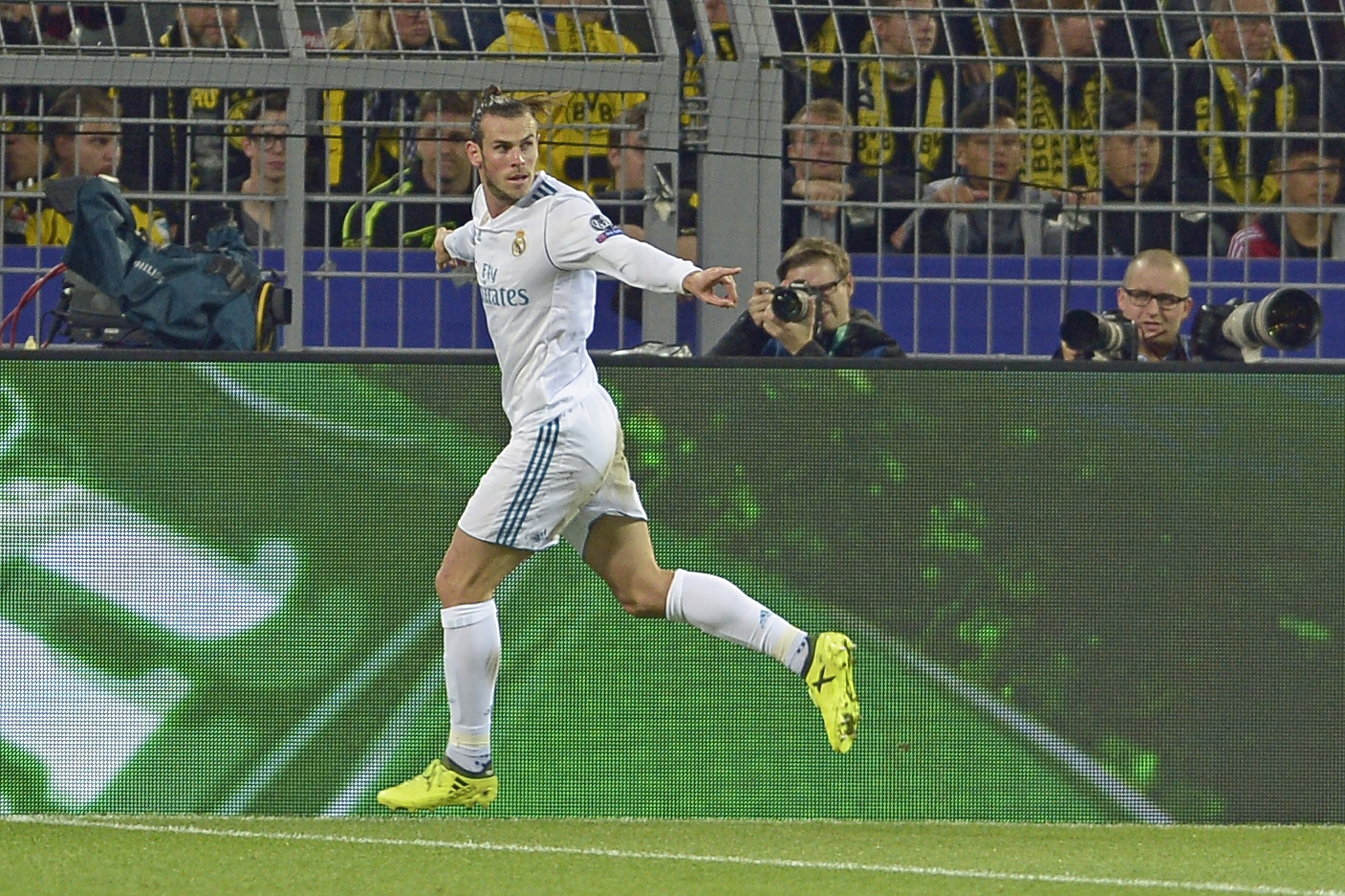 DORTMUND, GERMANY - SEPTEMBER 26: Gareth Bale of Real Madrid celebrates after scoring his team`s first goal during the UEFA Champions League group H match between Borussia Dortmund and Real Madrid at Signal Iduna Park on September 26, 2017 in Dortmund, Germany. (Photo by TF-Images/TF-Images via Getty Images)