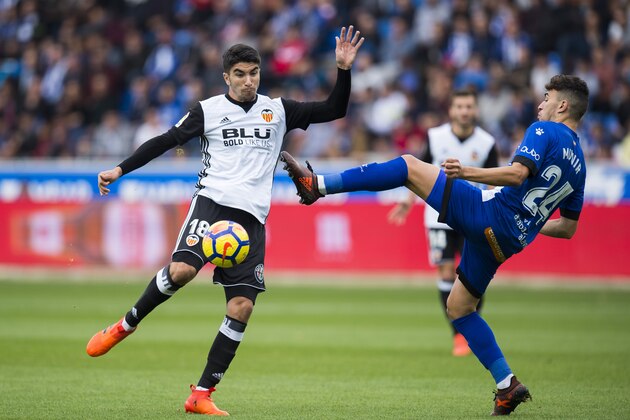 VITORIA-GASTEIZ, SPAIN - OCTOBER 28:  Carlos Soler of Valencia CF duels for the ball with Munir El Haddadi of Deportivo Alaves during the La Liga match between Deportivo Alaves and Valencia CF at Estadio de Mendizorroza on October 28, 2017 in Vitoria-Gasteiz, Spain.  (Photo by Juan Manuel Serrano Arce/Getty Images)