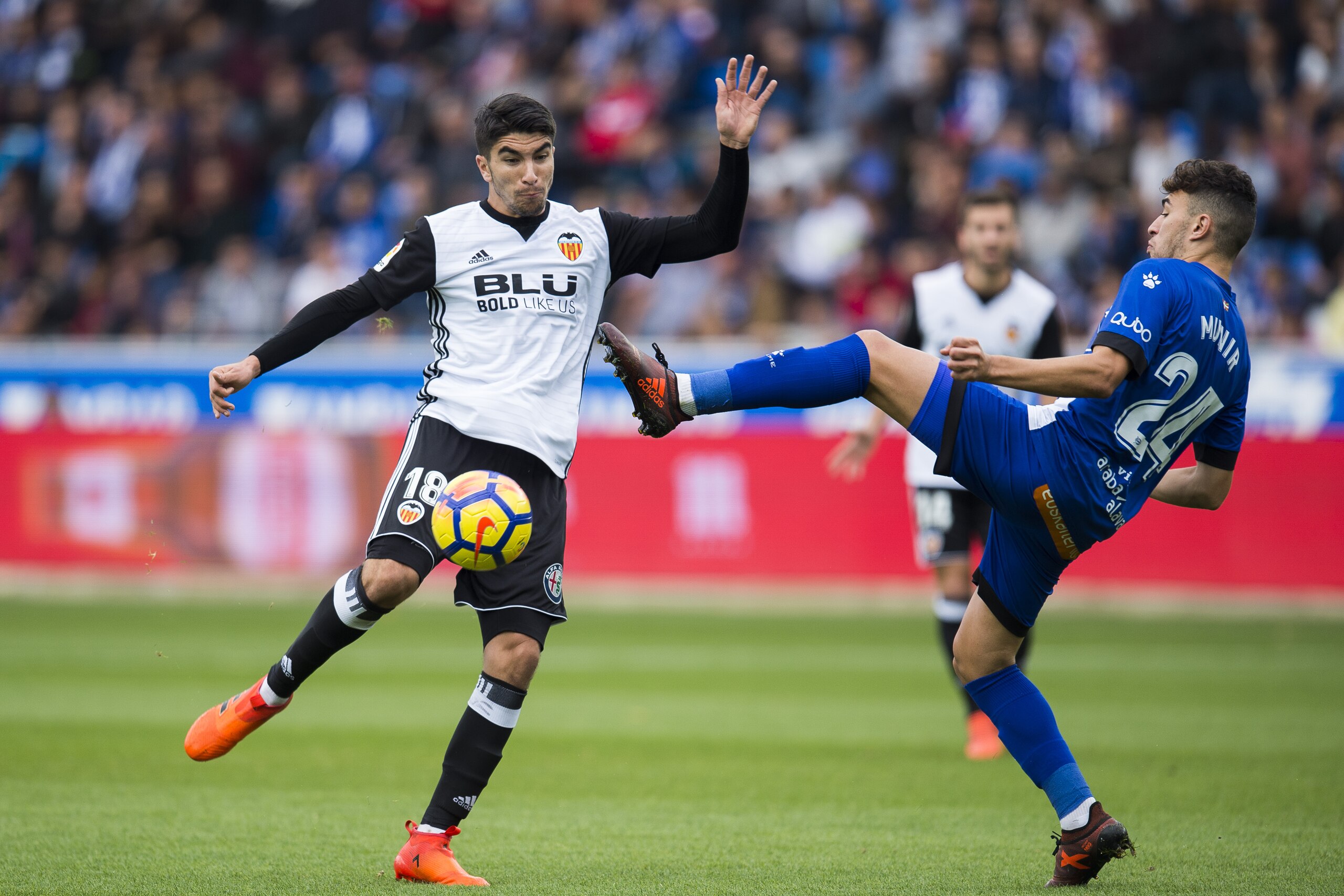 VITORIA-GASTEIZ, SPAIN - OCTOBER 28: Carlos Soler of Valencia CF duels for the ball with Munir El Haddadi of Deportivo Alaves during the La Liga match between Deportivo Alaves and Valencia CF at Estadio de Mendizorroza on October 28, 2017 in Vitoria-Gasteiz, Spain. (Photo by Juan Manuel Serrano Arce/Getty Images) VITORIA-GASTEIZ, SPAIN - OCTOBER 28: Carlos Soler of Valencia CF duels for the ball with Munir El Haddadi of Deportivo Alaves during the La Liga match between Deportivo Alaves and Valencia CF at Estadio de Mendizorroza on October 28, 2017 in Vitoria-Gasteiz, Spain. (Photo by Juan Manuel Serrano Arce/Getty Images)