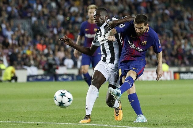 (L-R) Ivan Rakitic of FC Barcelona, Blaise Matuidi of Juventus FC, Lionel Messi of FC Barcelona during the UEFA Champions League group D match between FC Barcelona and Juventus FC  on September 12, 2017  at the Camp Nou stadium in Barcelona, Spain.(Photo by VI Images via Getty Images)