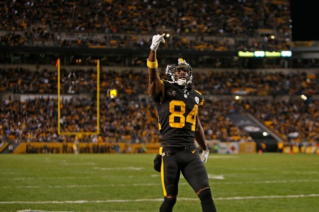 PITTSBURGH, PA - NOVEMBER 16: Antonio Brown #84 of the Pittsburgh Steelers celebrates after a 5 yard touchdown reception in the third quarter during the game against the Tennessee Titans at Heinz Field on November 16, 2017 in Pittsburgh, Pennsylvania. (Photo by Justin K. Aller/Getty Images)