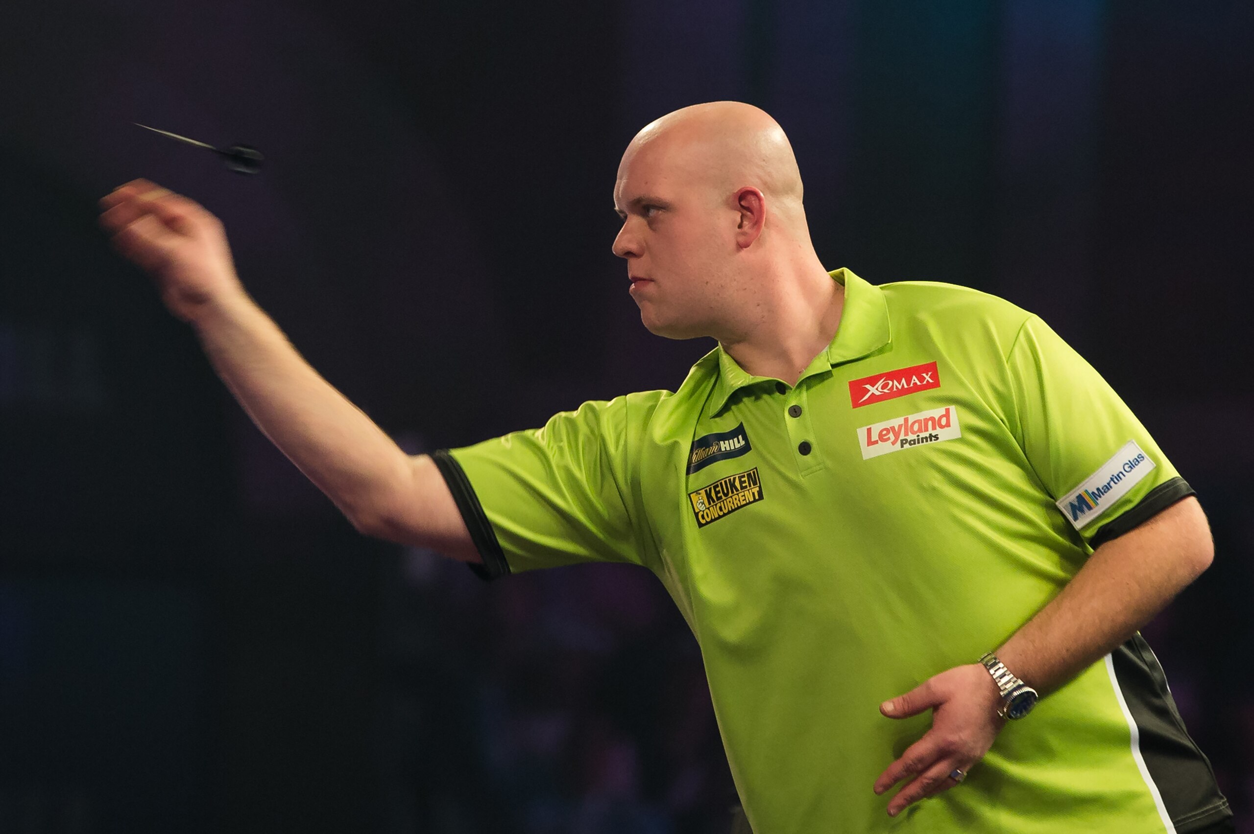 Netherlands' Michael van Gerwen throws during the PDC World Championship darts final against Scotland's Gary Anderson at Alexandra Palace in north London on January 2, 2017. / AFP / DANIEL LEAL-OLIVAS        (Photo credit should read DANIEL LEAL-OLIVAS/AFP/Getty Images)