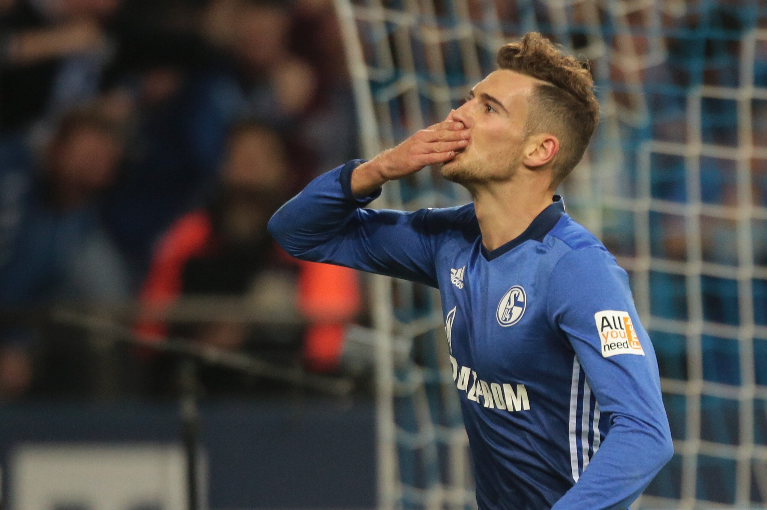 GELSENKIRCHEN, GERMANY - OCTOBER 20: Leon Goretzka of Schalke celebrates after scoring his team`s first goal during the Bundesliga match between FC Schalke 04 and 1. FSV Mainz 05 at Veltins-Arena on October 20, 2017 in Gelsenkirchen, Germany. (Photo by TF-Images/TF-Images via Getty Images)