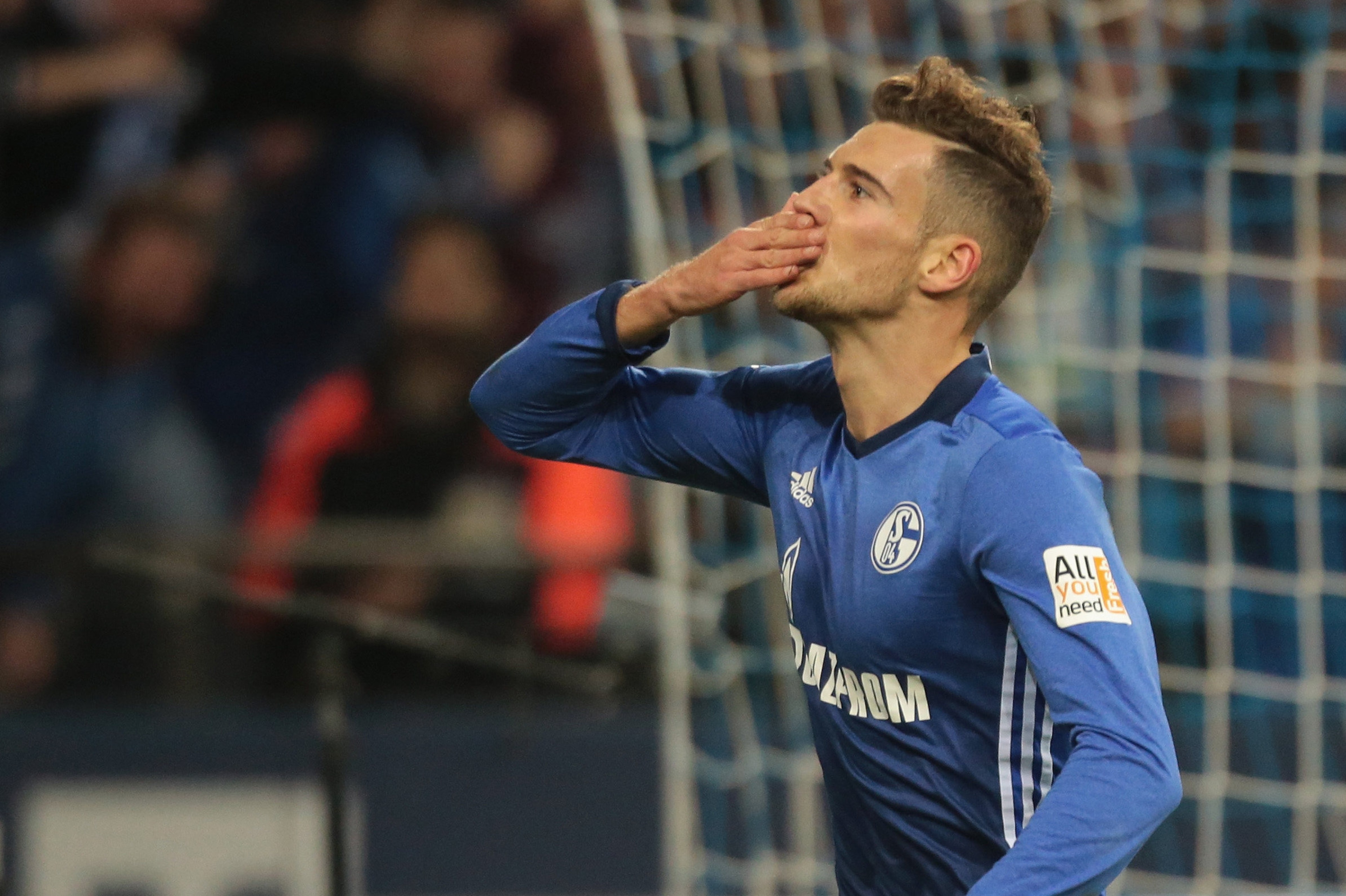 GELSENKIRCHEN, GERMANY - OCTOBER 20: Leon Goretzka of Schalke celebrates after scoring his team`s first goal during the Bundesliga match between FC Schalke 04 and 1. FSV Mainz 05 at Veltins-Arena on October 20, 2017 in Gelsenkirchen, Germany. (Photo by TF-Images/TF-Images via Getty Images)