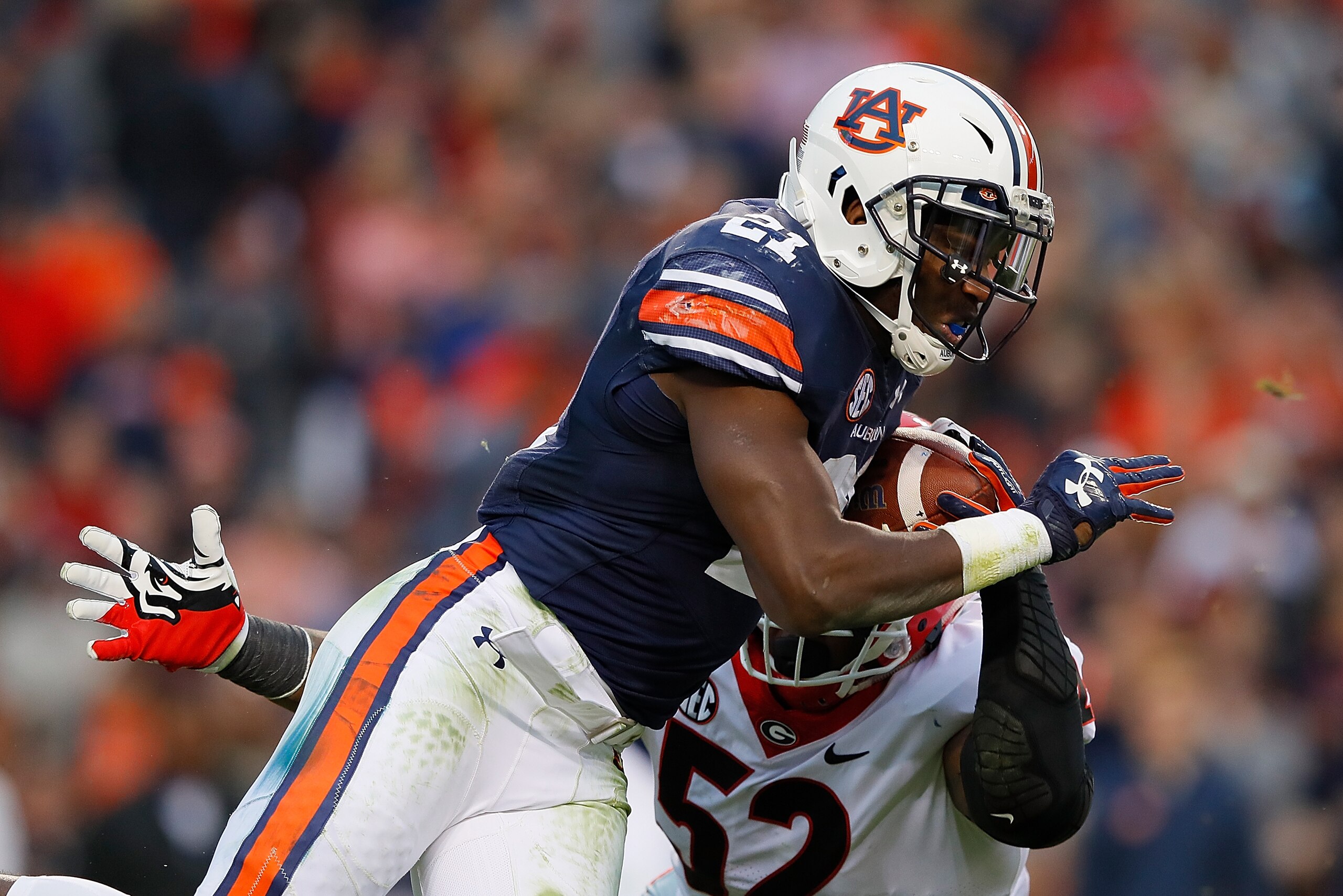 AUBURN, AL - NOVEMBER 11:  Kerryon Johnson #21 of the Auburn Tigers rushes against Tyler Clark #52 of the Georgia Bulldogs at Jordan Hare Stadium on November 11, 2017 in Auburn, Alabama.  (Photo by Kevin C. Cox/Getty Images)