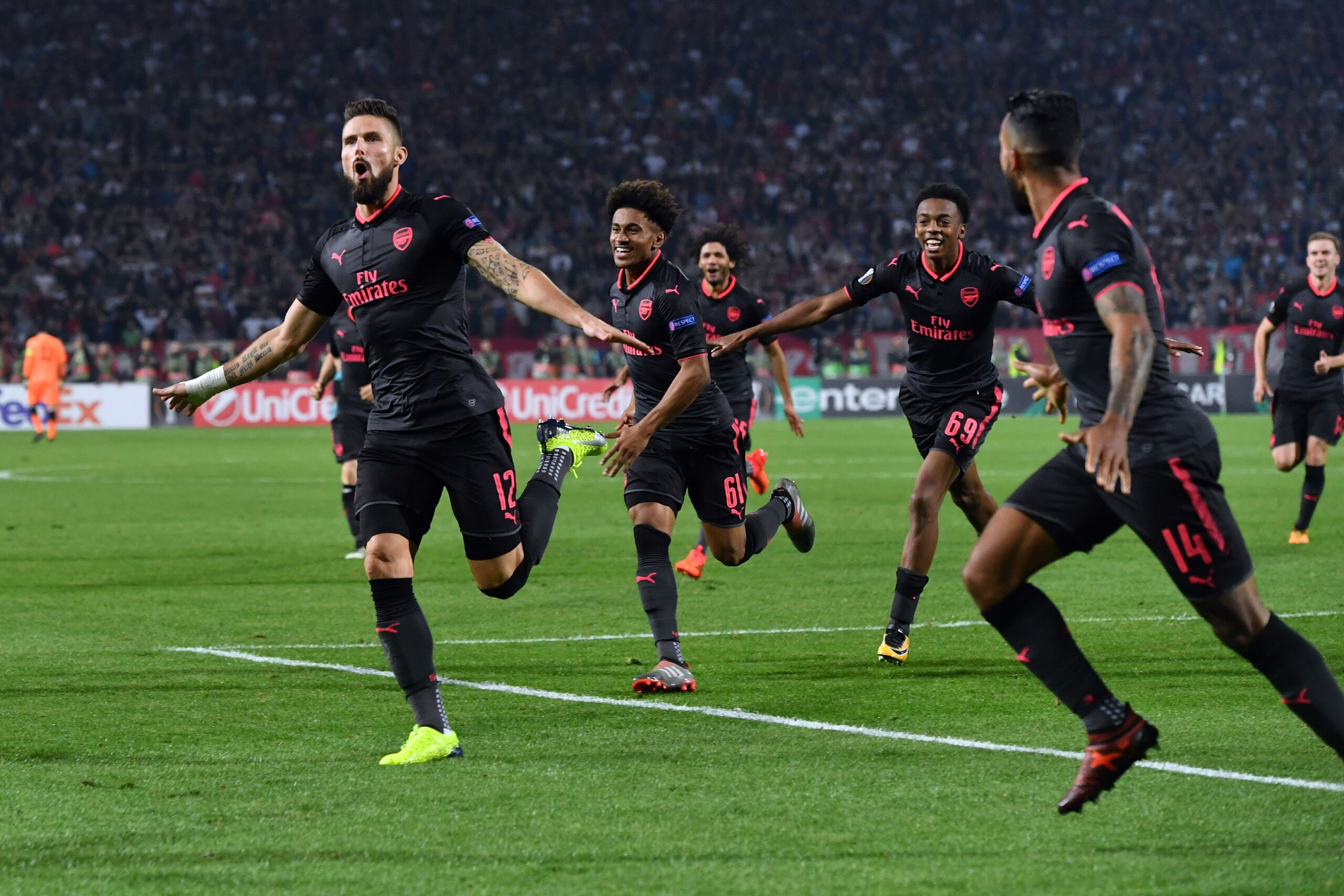 Arsenal's Olivier Giroud (L) celebrates after scoring a goal during the UEFA Europa League football between Belgrade (Crvena zvezda) and Arsenal, on October 19, 2017 in Belgrade. / AFP PHOTO / Andrej ISAKOVIC        (Photo credit should read ANDREJ ISAKOVIC/AFP/Getty Images)