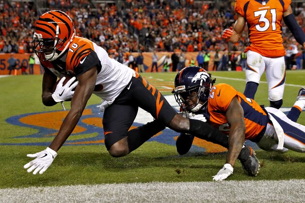 A.J. Green, de los Bengals de Cincinnati, anota frente a Bradley Roby, de los Broncos de Denver, en el ecuentro del domingo 19 de noviembre de 2017 (AP Foto/David Zalubowski)