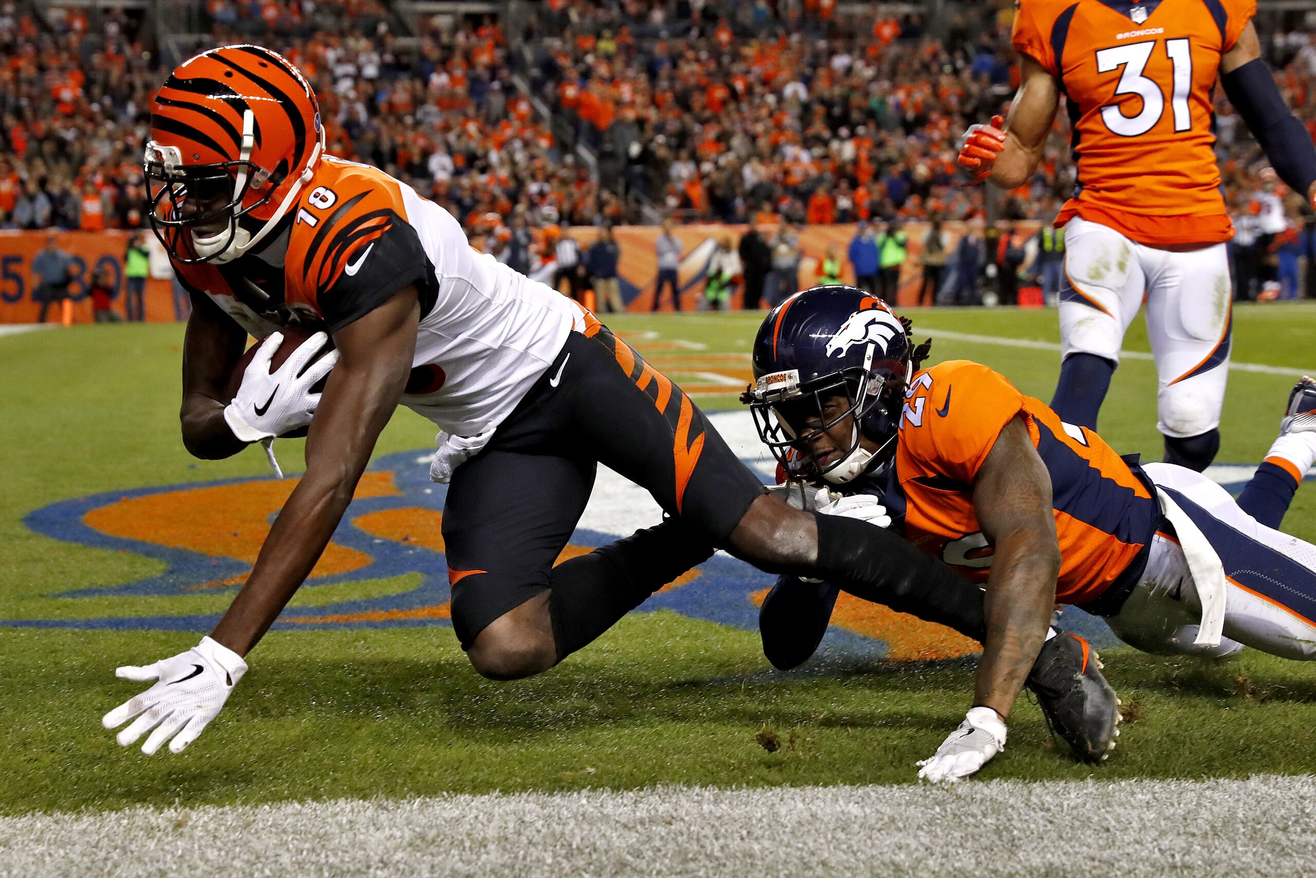 A.J. Green, de los Bengals de Cincinnati, anota frente a Bradley Roby, de los Broncos de Denver, en el ecuentro del domingo 19 de noviembre de 2017 (AP Foto/David Zalubowski) A.J. Green, de los Bengals de Cincinnati, anota frente a Bradley Roby, de los Broncos de Denver, en el ecuentro del domingo 19 de noviembre de 2017 (AP Foto/David Zalubowski)