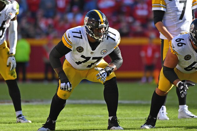KANSAS CITY, MO - OCTOBER 15:  Offensive tackle Marcus Gilbert #77 of the Pittsburgh Steelers gets set on the line against the Kansas City Chiefs during the first half on October 15, 2017 at Arrowhead Stadium in Kansas City, Missouri.  (Photo by Peter G. Aiken/Getty Images)
