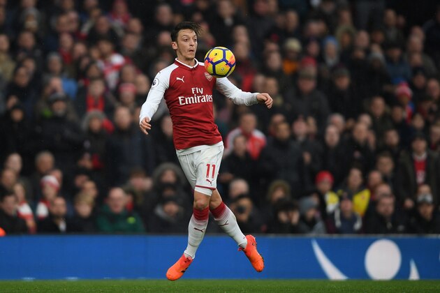 LONDON, ENGLAND - NOVEMBER 18:  Mesut Ozil of Arsenal in action during the Premier League match between Arsenal and Tottenham Hotspur at Emirates Stadium on November 18, 2017 in London, England.  (Photo by Mike Hewitt/Getty Images)