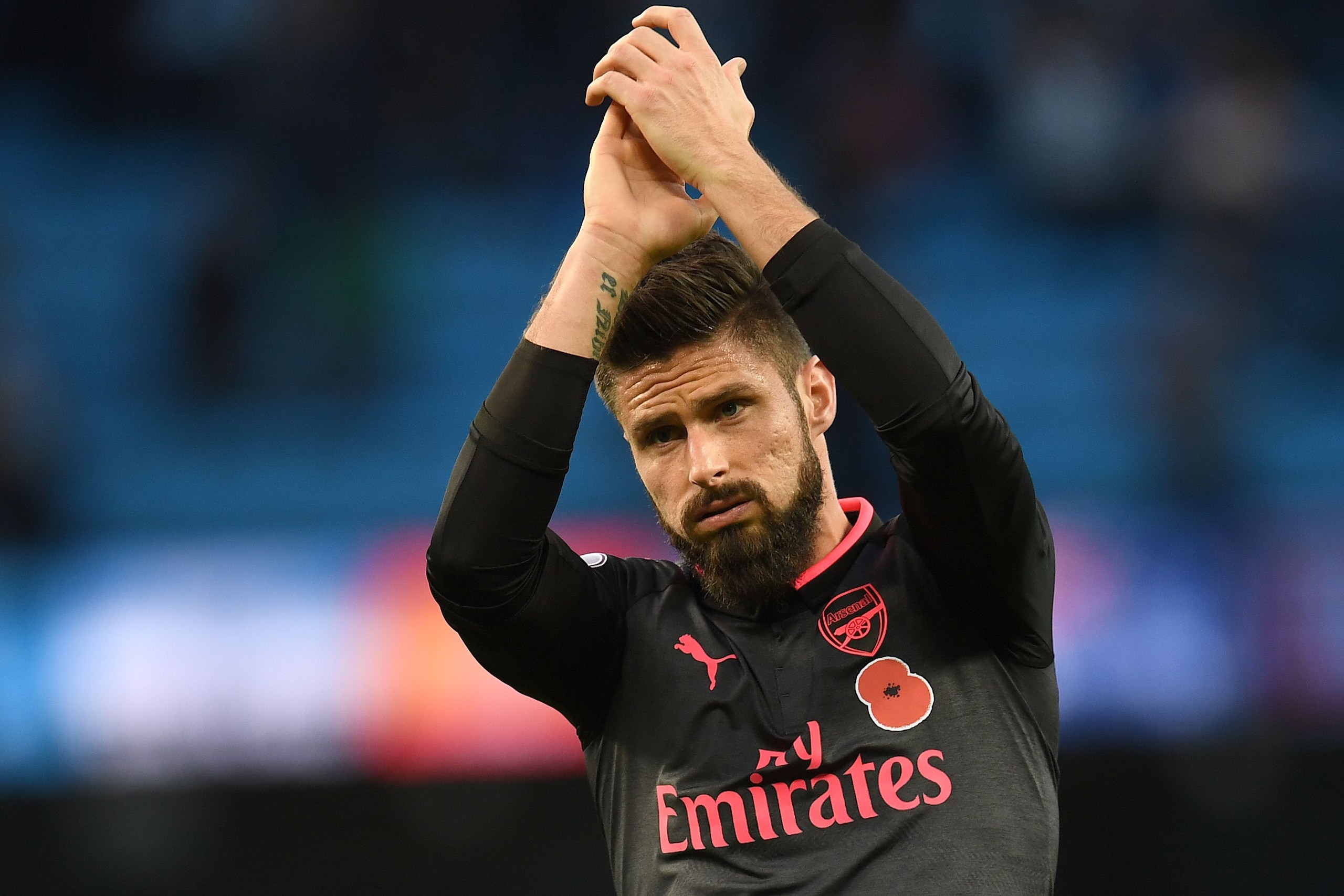 Arsenal's French striker Olivier Giroud applauds the fans following the English Premier League football match between Manchester City and Arsenal at the Etihad Stadium in Manchester, north west England, on November 5, 2017.
Manchester City won the match 3-1. / AFP PHOTO / Paul ELLIS / RESTRICTED TO EDITORIAL USE. No use with unauthorized audio, video, data, fixture lists, club/league logos or 'live' services. Online in-match use limited to 75 images, no video emulation. No use in betting, games or single club/league/player publications.  /         (Photo credit should read PAUL ELLIS/AFP/Getty Images)