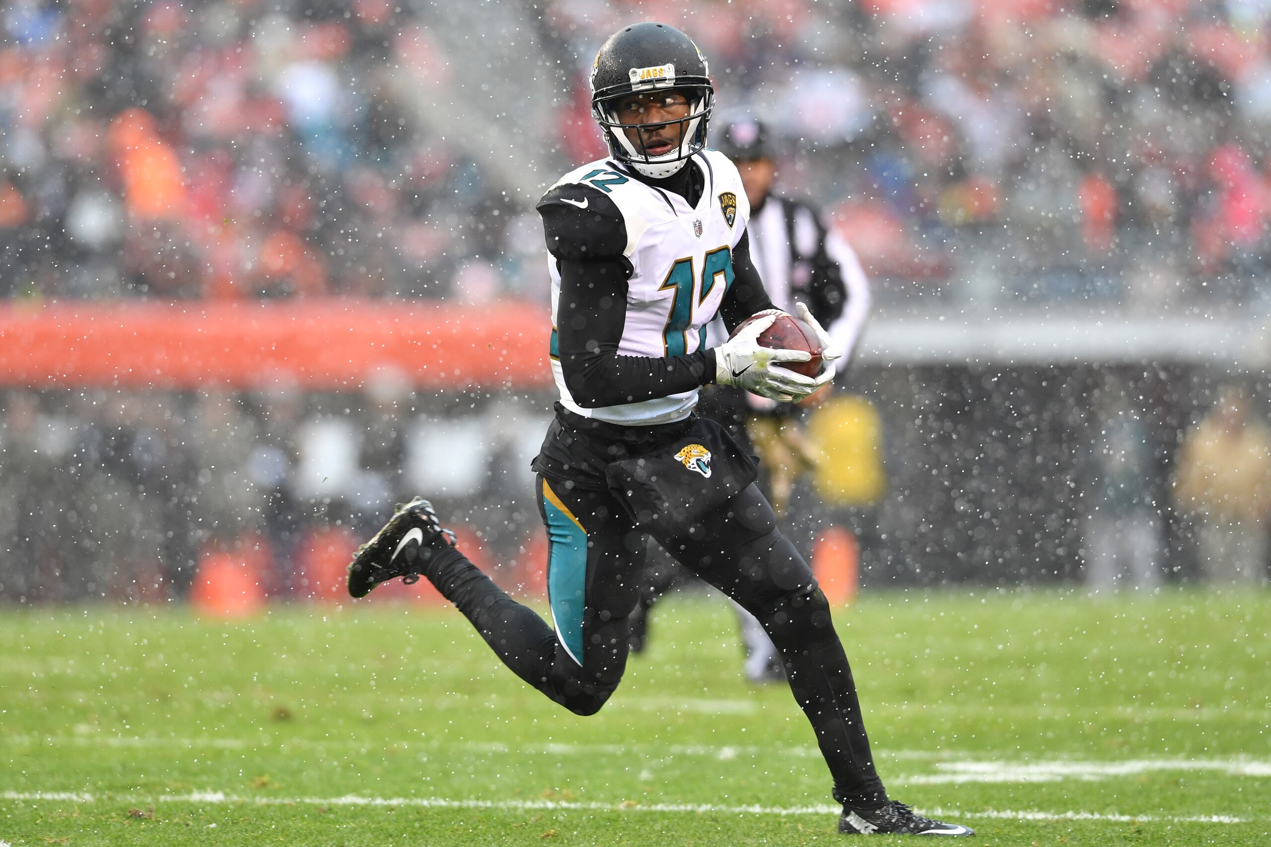 CLEVELAND, OH - NOVEMBER 19: Dede Westbrook #12 of the Jacksonville Jaguars runs the ball in the first half against the Cleveland Browns at FirstEnergy Stadium on November 19, 2017 in Cleveland, Ohio. (Photo by Jason Miller/Getty Images)
