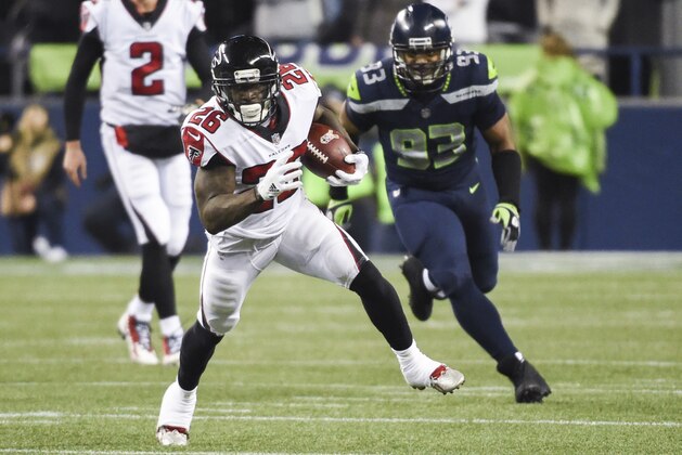 SEATTLE, WA - NOVEMBER 20: Running back Tevin Coleman #26 of the Atlanta Falcons rushes against the Seattle Seahawks during the second quarter of the game at CenturyLink Field on November 20, 2017 in Seattle, Washington.  (Photo by Steve Dykes/Getty Images)