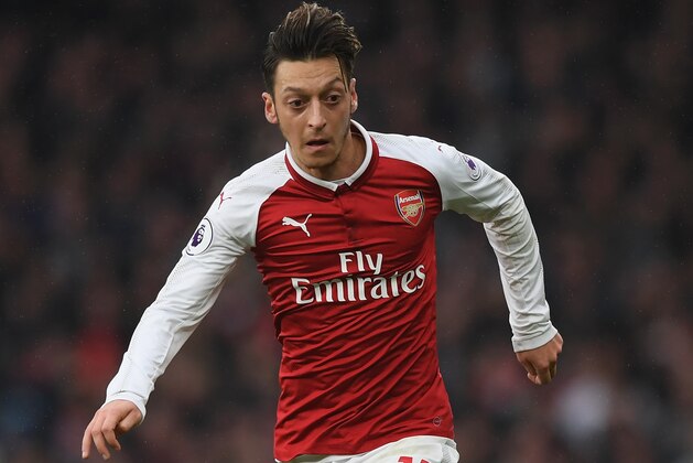 LONDON, ENGLAND - NOVEMBER 18:  Mesut Ozil of Arsenal runs with then ball during the Premier League match between Arsenal and Tottenham Hotspur at Emirates Stadium on November 18, 2017 in London, England.  (Photo by Shaun Botterill/Getty Images)