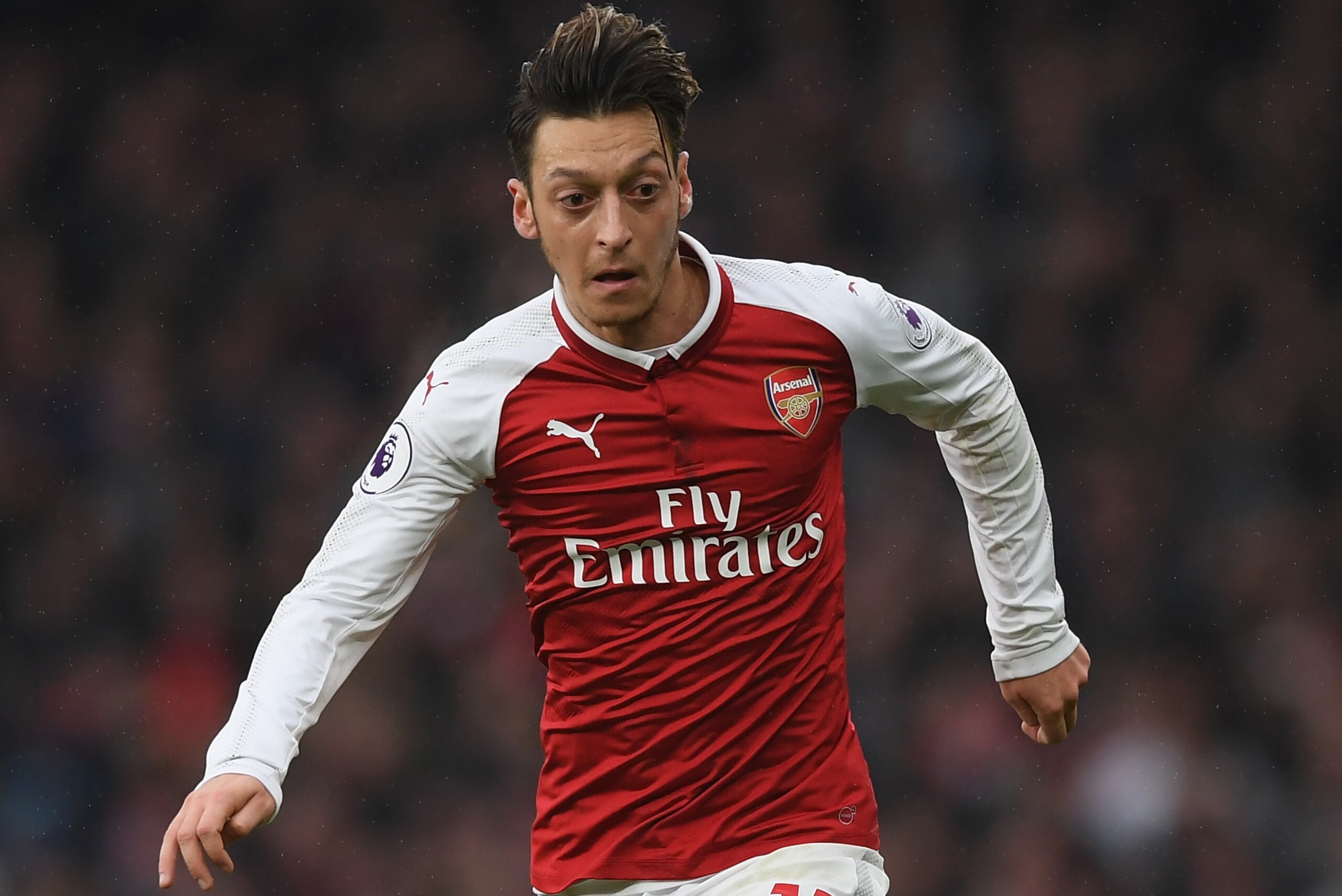 LONDON, ENGLAND - NOVEMBER 18:  Mesut Ozil of Arsenal runs with then ball during the Premier League match between Arsenal and Tottenham Hotspur at Emirates Stadium on November 18, 2017 in London, England.  (Photo by Shaun Botterill/Getty Images)