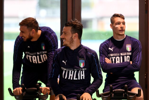 FLORENCE, ITALY - NOVEMBER 06:  (L-R) Gianluigi Donnarumma, Alessandro Florenzi and Andrea Belotti of Italy chat during a training session at Italy club's training ground at Coverciano on November 6, 2017 in Florence, Italy.  (Photo by Claudio Villa/Getty Images)