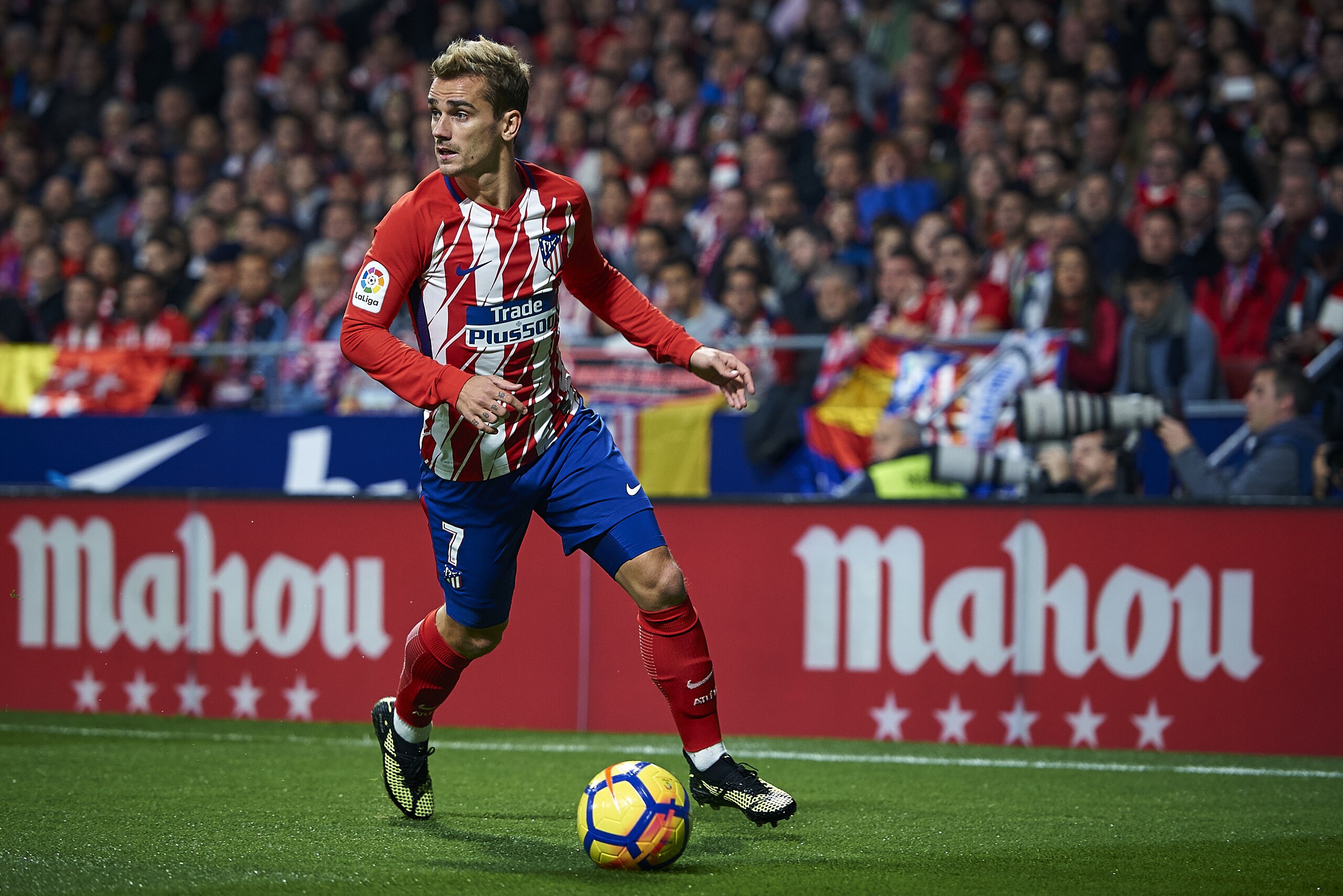 MADRID, SPAIN - NOVEMBER 18:  Antoine Griezmann of Atletico Madrid in action during the La Liga match between Atletico Madrid and Real Madrid at Wanda Metropolitano Stadium on November 18, 2017 in Madrid, Spain.  (Photo by fotopress/Getty Images)