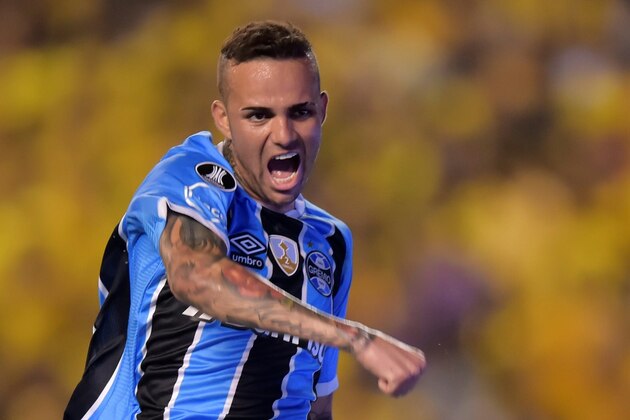 Brazil's Gremio Luan celebrates his goal against Ecuador's Barcelona during the 2017 Libertadores Cup football match at Monumental stadium in Guayaquil, Ecuador on October 25,2017. / AFP PHOTO / Rodrigo BUENDIA        (Photo credit should read RODRIGO BUENDIA/AFP/Getty Images)