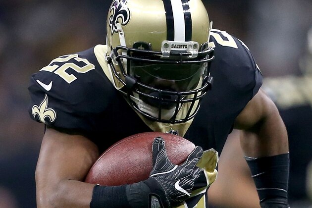 NEW ORLEANS, LA - NOVEMBER 19:  Mark Ingram #22 of the New Orleans Saints rushes the ball during a NFL game against the Washington Redskins at the Mercedes-Benz Superdome on November 19, 2017 in New Orleans, Louisiana.  (Photo by Sean Gardner/Getty Images)