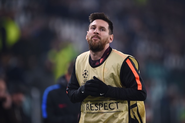 Barcelona's Argentinian forward Lionel Messi warms up during the UEFA Champions League Group D football match Juventus Barcelona on November 22, 2017 at the Juventus stadium in Turin.  / AFP PHOTO / Filippo MONTEFORTE        (Photo credit should read FILIPPO MONTEFORTE/AFP/Getty Images)