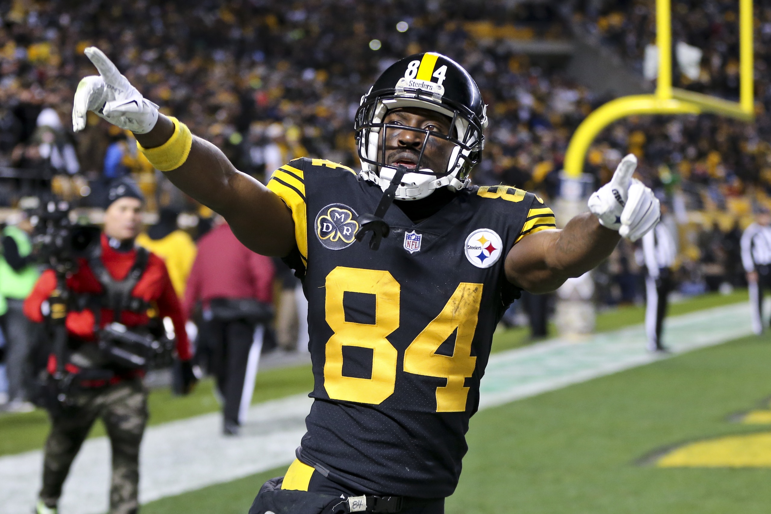 Pittsburgh Steelers wide receiver Antonio Brown celebrates after he made a touchdown catch during an NFL football game against the Tennessee Titans in Pittsburgh, Thursday, Nov. 16, 2017, in Pittsburgh. (AP Photo/Keith Srakocic)