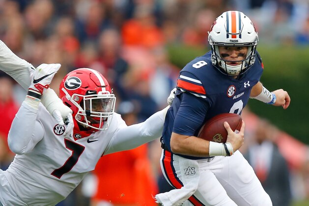 AUBURN, AL - NOVEMBER 11:  Jarrett Stidham #8 of the Auburn Tigers rushes away from Lorenzo Carter #7 of the Georgia Bulldogs at Jordan Hare Stadium on November 11, 2017 in Auburn, Alabama.  (Photo by Kevin C. Cox/Getty Images)