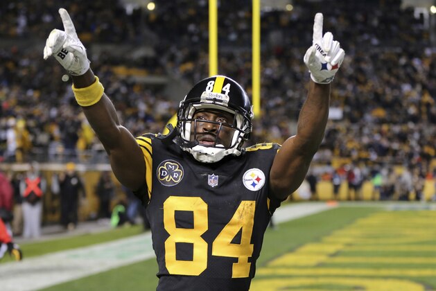 Pittsburgh Steelers wide receiver Antonio Brown celebrates a touchdown catch during the second half of an NFL football game against the Tennessee Titans in Pittsburgh, Thursday, Nov. 16, 2017. The Steelers won 40-17. (AP Photo/Keith Srakocic)