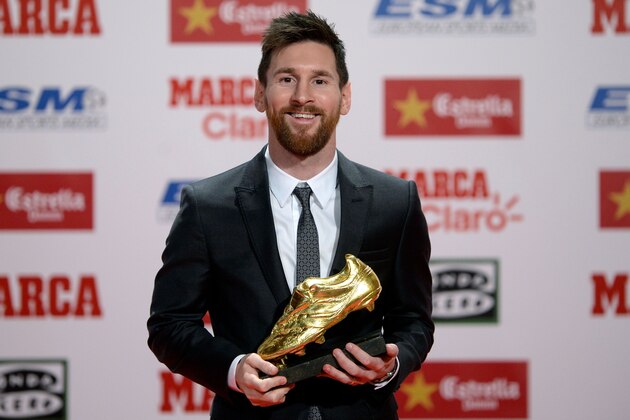 Barcelona's Argentinian forward Lionel Messi poses with the 2017 European Golden Shoe honoring the year's leading goalscorer during a ceremony at the Antigua Fabrica Estrella Damm in Barcelona on November 24, 2017. / AFP PHOTO / Josep LAGO        (Photo credit should read JOSEP LAGO/AFP/Getty Images)