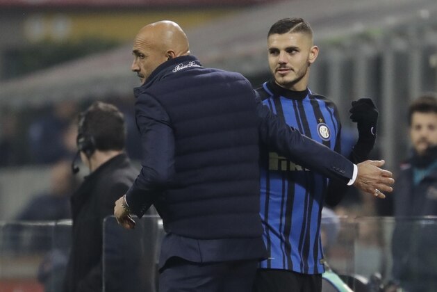 Inter Milan's Mauro Icardi is congratulated by coach Luciano Spalletti as he walks off the pitch during the Serie A soccer match between Inter Milan and Atalanta, at the Milan San Siro stadium, Italy, Sunday, Nov. 19, 2017. (AP Photo/Luca Bruno)