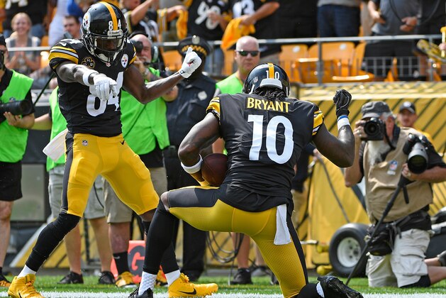 PITTSBURGH, PA - SEPTEMBER 17:  Martavis Bryant #10 of the Pittsburgh Steelers celebrates with Antonio Brown #84 after a 27-yard touchdown reception in the first quarter during the game against the Minnesota Vikings at Heinz Field on September 17, 2017 in Pittsburgh, Pennsylvania. (Photo by Justin Berl/Getty Images)