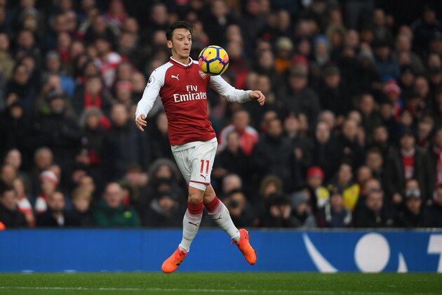 LONDON, ENGLAND - NOVEMBER 18:  Mesut Ozil of Arsenal in action during the Premier League match between Arsenal and Tottenham Hotspur at Emirates Stadium on November 18, 2017 in London, England.  (Photo by Mike Hewitt/Getty Images)