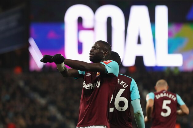 LONDON, ENGLAND - NOVEMBER 24:  Cheikhou Kouyate of West Ham United celebrates as he scores their first and equalising goal during the Premier League match between West Ham United and Leicester City at London Stadium on November 24, 2017 in London, England.  (Photo by Matthew Lewis/Getty Images)