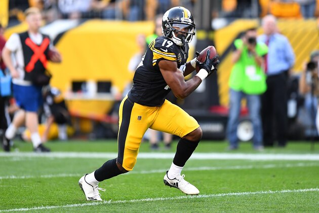 PITTSBURGH, PA - OCTOBER 22:  JuJu Smith-Schuster #19 of the Pittsburgh Steelers in action during the game against the Cincinnati Bengals at Heinz Field on October 22, 2017 in Pittsburgh, Pennsylvania. (Photo by Joe Sargent/Getty Images) *** Local Caption ***