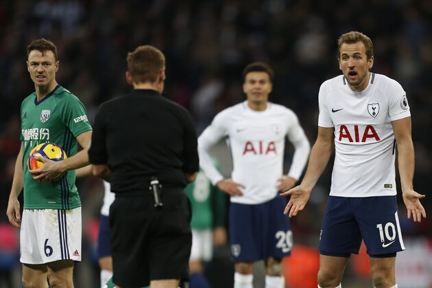 Tottenham Hotspur's English striker Harry Kane (R) confronts the referee as West Bromwich Albion's Northern Irish defender Jonny Evans (L) looks on during the English Premier League football match between Tottenham Hotspur and West Bromwich Albion at Wembley Stadium in London, on November 25, 2017. / AFP PHOTO / Ian KINGTON / RESTRICTED TO EDITORIAL USE. No use with unauthorized audio, video, data, fixture lists, club/league logos or 'live' services. Online in-match use limited to 75 images, no video emulation. No use in betting, games or single club/league/player publications.  /         (Photo credit should read IAN KINGTON/AFP/Getty Images)