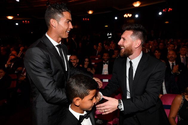 TOPSHOT - Nominees for the Best FIFA football player, Barcelona and Argentina forward Lionel Messi (R) and Real Madrid and Portugal forward Cristiano Ronaldo (L) chat before taking their seats for The Best FIFA Football Awards ceremony, on October 23, 2017 in London. / AFP PHOTO / Ben STANSALL        (Photo credit should read BEN STANSALL/AFP/Getty Images)