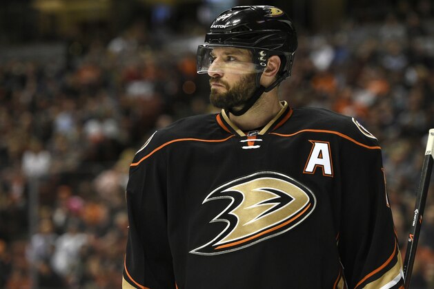 Anaheim Ducks center Ryan Kesler (17) in action during the third period of an NHL hockey game against the Winnipeg Jets in Anaheim, Calif., Tuesday, April 5, 2016. The Winnipeg Jets won 2-1 in overtime during the Anaheim Ducks final home game. (AP Photo/Kelvin Kuo)