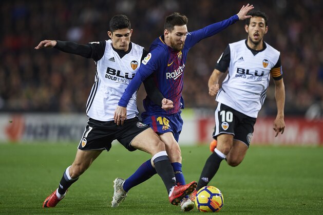 VALENCIA, SPAIN - NOVEMBER 26:  Goncalo Guedes of Valencia competes for the ball with Lionel Messi (R) of Barcelona during the La Liga match between Valencia and Barcelona at Estadio Mestalla on November 26, 2017 in Valencia, Spain.  (Photo by Fotopress/Getty Images)