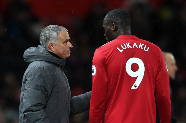 MANCHESTER, ENGLAND - NOVEMBER 25:  Jose Mourinho, Manager of Manchester United speaks with Romelu Lukaku during the Premier League match between Manchester United and Brighton and Hove Albion at Old Trafford on November 25, 2017 in Manchester, England.  (Photo by Gareth Copley/Getty Images)