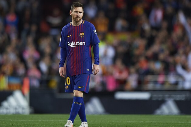 VALENCIA, SPAIN - NOVEMBER 26:  Lionel Messi of Barcelona looks on during the La Liga match between Valencia and Barcelona at Estadio Mestalla on November 26, 2017 in Valencia, Spain.  (Photo by Fotopress/Getty Images)