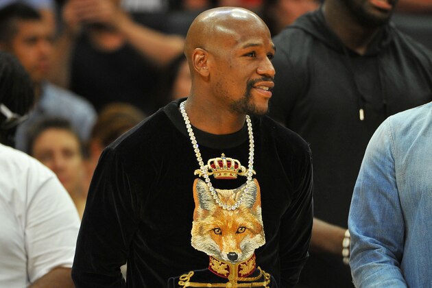 LOS ANGELES, CA - OCTOBER 24:  Boxer Floyd Mayweather, Jr. attends a basketball game between the Los Angeles Clippers and the Utah Jazz at Staples Center on October 24, 2017 in Los Angeles, California.  (Photo by Allen Berezovsky/Getty Images)