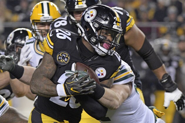 Pittsburgh Steelers running back Le'Veon Bell (26) carries the ball during the first half of an NFL football game against the Green Bay Packers in Pittsburgh, Sunday, Nov. 26, 2017. (AP Photo/Don Wright)