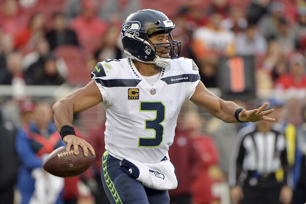 El quarterback Russell Wilson (3) de los Seahawks busca lanzar un pase ante los 49ers de San Francisco, el domingo 26 de noviembre de 2017. (AP Foto/Don Feria)