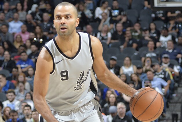 SAN ANTONIO, TX - NOVEMBER 27: Tony Parker #9 of the San Antonio Spurs moves to pass the ball against the Dallas Mavericks on November 27, 2017 at the AT&T Center in San Antonio, Texas. NOTE TO USER: User expressly acknowledges and agrees that, by downloading and or using this photograph, user is consenting to the terms and conditions of the Getty Images License Agreement. Mandatory Copyright Notice: Copyright 2017 NBAE (Photos by Mark Sobhani/NBAE via Getty Images)